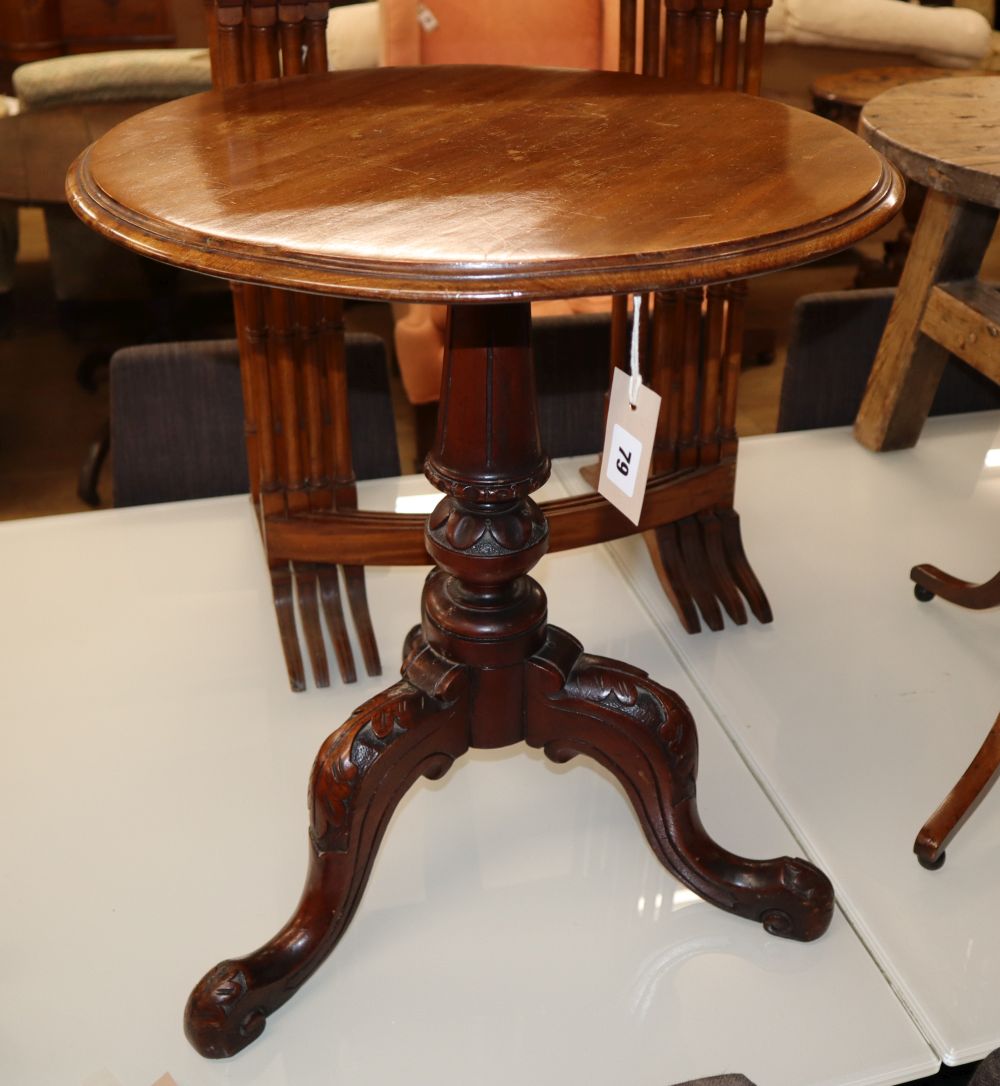 A Victorian walnut circular table on tripod base, H.57cm